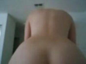 Une émission de webcam d'une femme tatouée et sinueuse. video adulte francais tubes pornos